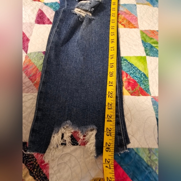 Kendall & Kylie The Relaxed Skinny Distressed Jeans Women's Size 9/29 NWT - Picture 2 of 10